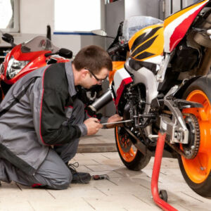 apprentis mécanicien moto travaillant sur une moto