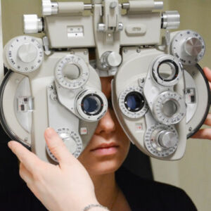 opticien avec un appareil
