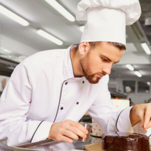 pâtissier qui fait un gâteau
