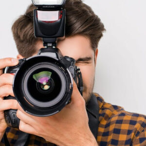 photographe faisant face avec son appareil