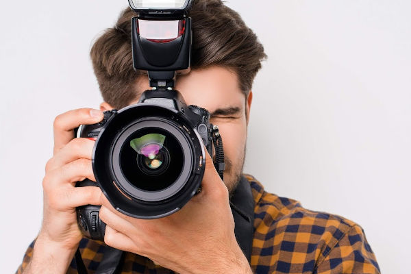 photographe faisant face avec son appareil