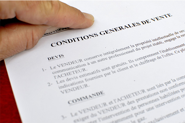 personnes lisant les conditions générales de vente