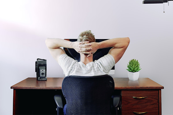 homme assis à son bureau