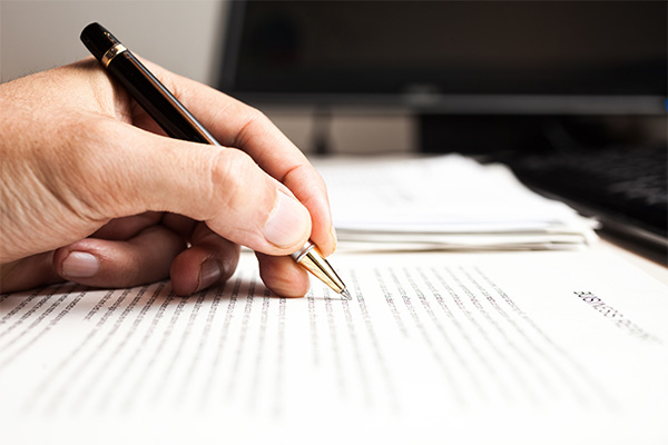 personne qui rédige un contrat