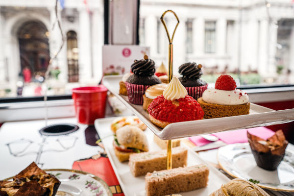 petits fours sur un plateau