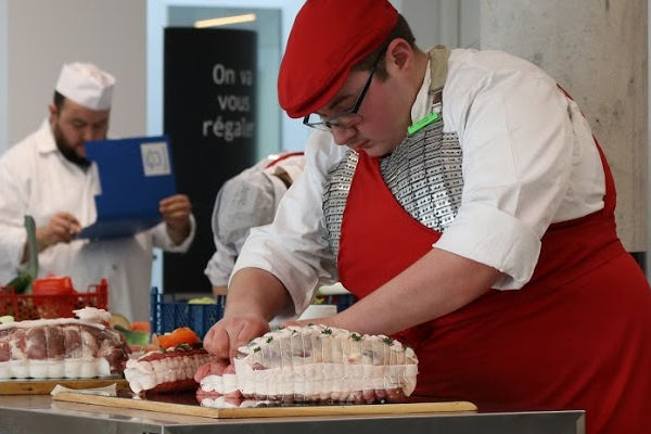 boucher qui prépare son rôti