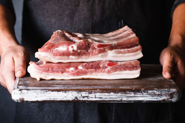 deux morceaux de viande présenté sur un plateau