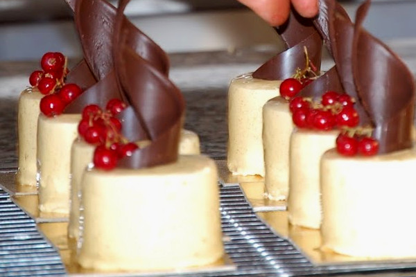 bûches avec décors en chocolat au dessus