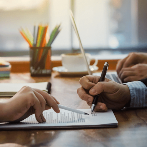 une personne qui signe un contrat avec son stylo