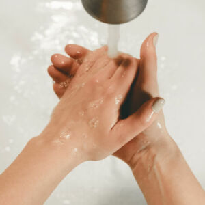 une personne qui se lave les mains