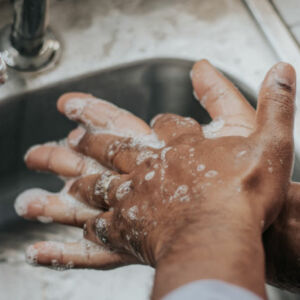 une personne qui se lave les mains