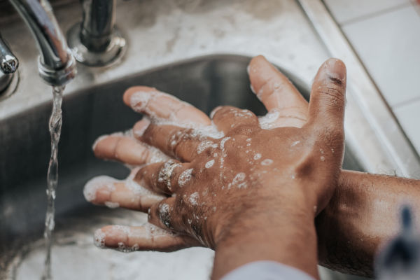 une personne qui se lave les mains