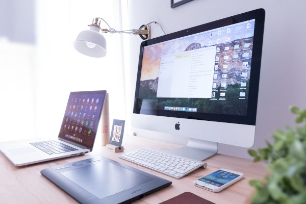 ordinateur sur un bureau