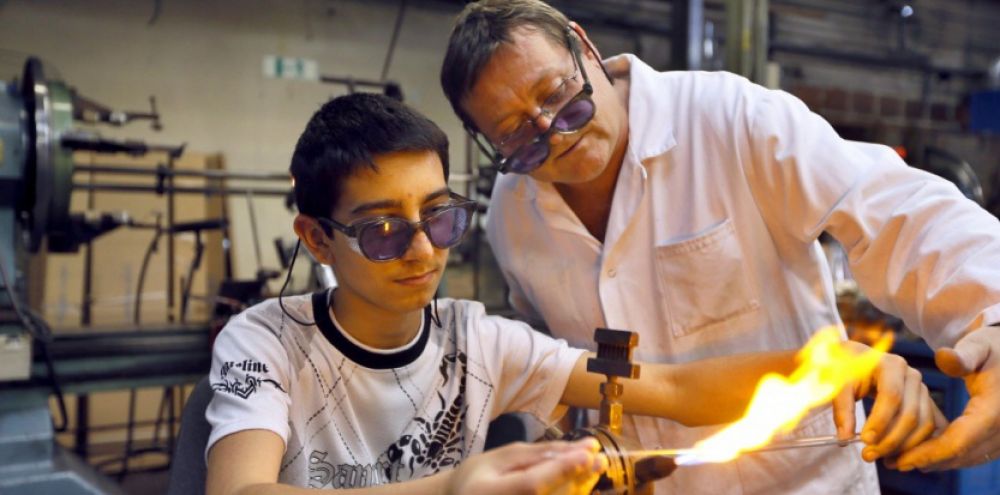 un maître d'apprentissage forme ses étudiants à leur futur métier