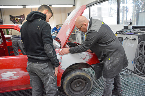 un maitre d'apprentissage en carrosserie