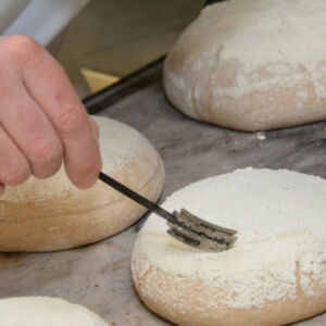 artisan qui fabrique du pain
