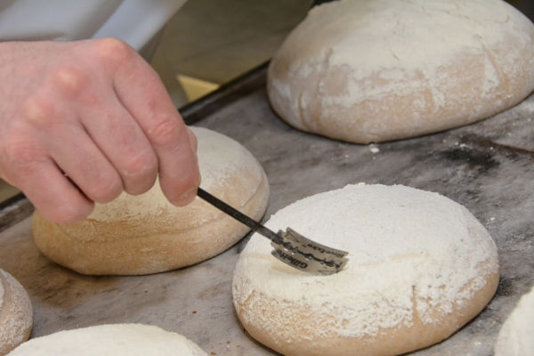 artisan qui fabrique du pain