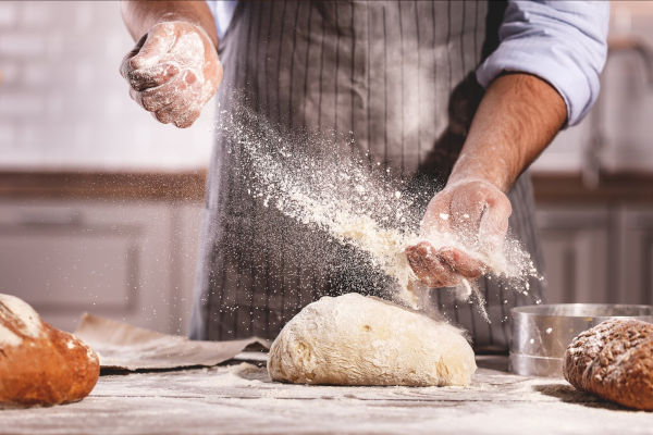 artisan qui fabrique du pain