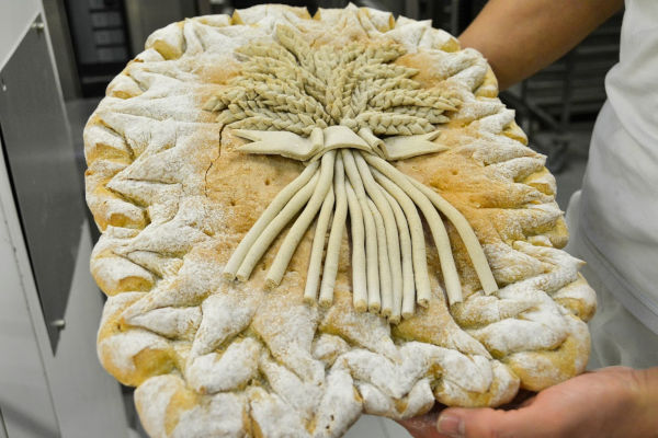 pain artisanal décoré par un artisan