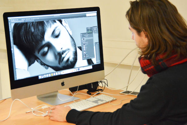 apprentis retouchant une photo sur ordinateur
