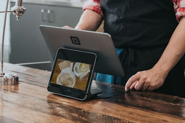 vendeur avec une tablette