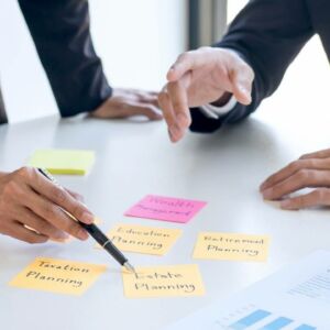 deux collegues travaillent avec des post it