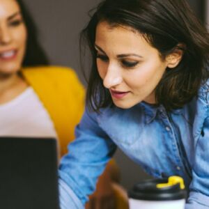 une collaboratrice aide une collegue