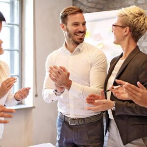 collaborateurs applaudissent en reunion