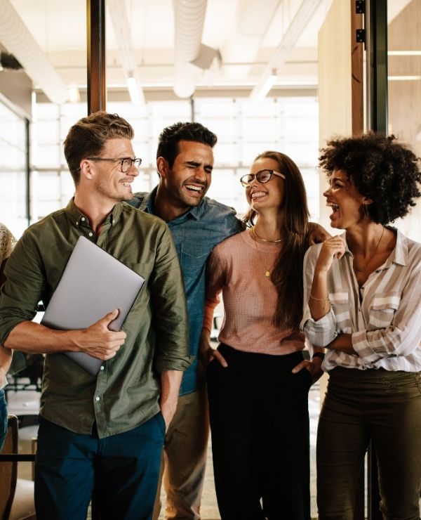 collegues souriant entre eux