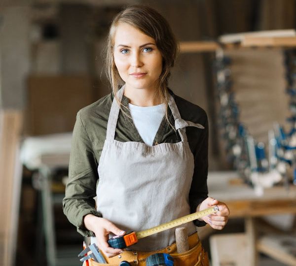 portrait d'une apprentie menuisier