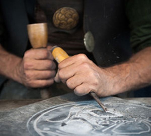 artisan qui sculpte