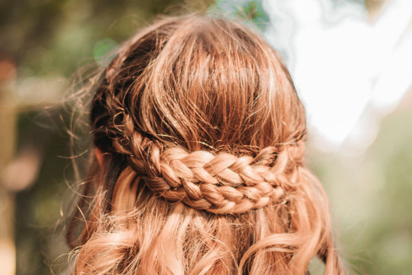 femme de dos avec chignon