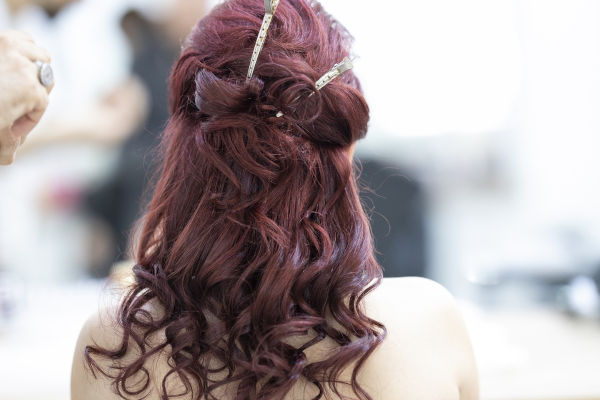 femme se faisant coiffer au salon de coiffure
