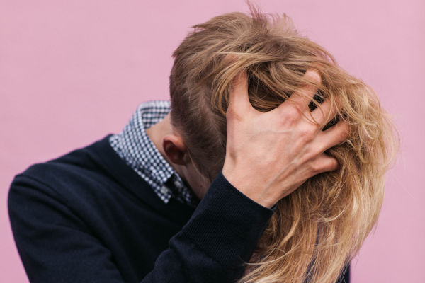 homme qui se passe la main dans les cheveux