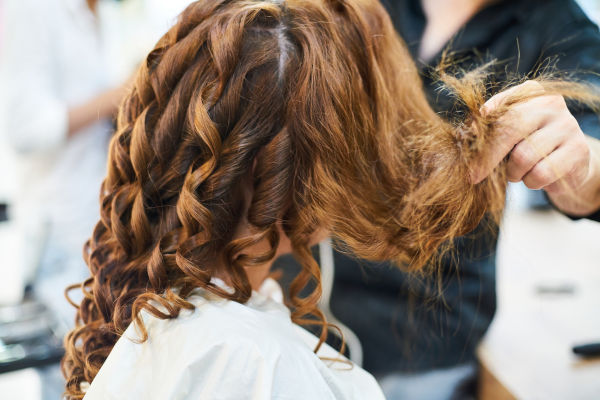 femme se faisant une permanente chez le coiffure