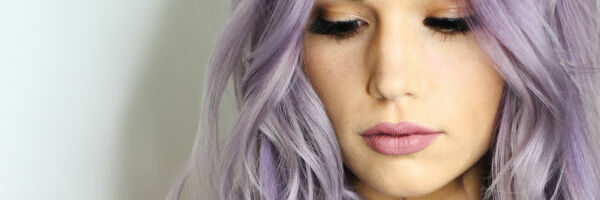 femme avec une couleur violette de cheveux
