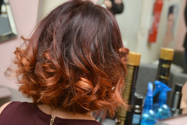 coiffeuse coiffant une femme