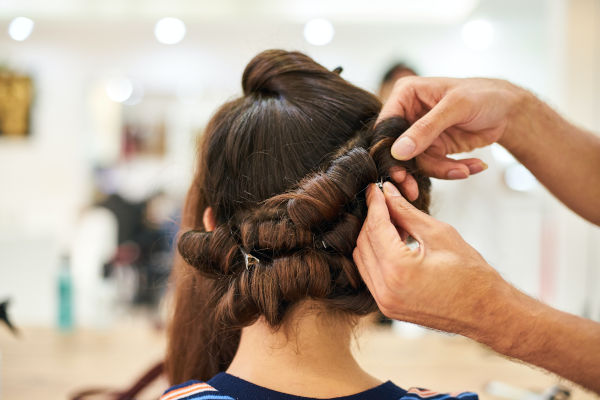 coiffeur coiffant une femme
