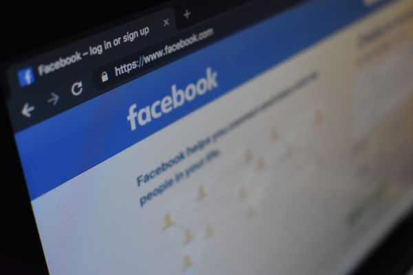 homepage de facebook sur un écran d'ordinateur