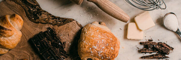 viennoiseries posées sur un table