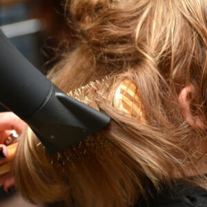 coiffeuse coiffant une femme