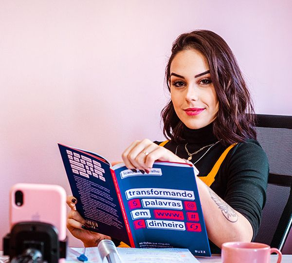 fille en reconversion professionnelle avec son livre d'espagnol