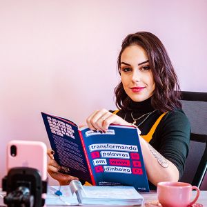 fille en reconversion professionnelle avec son livre d'espagnol