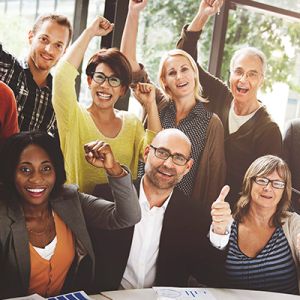 groupe d'employés souriants et euphoriques