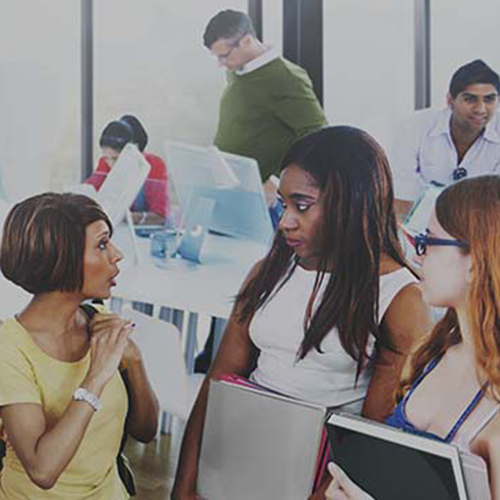 3 filles discutent dans un bureau