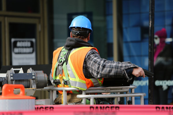 des hommes équipés de harnais travaillant en hauteur