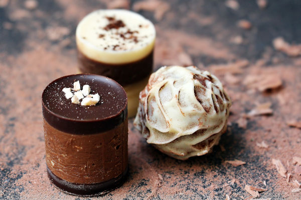 gros plan sur des bonbons en chocolat