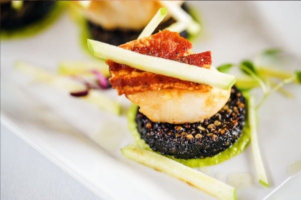 gros plan sur un min burger avec du boudin noir