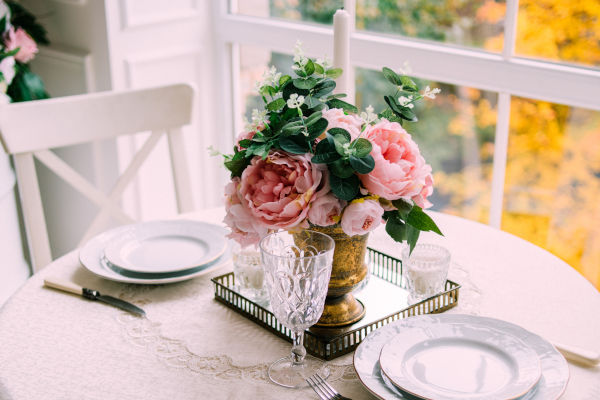 composition florale sur un buffet