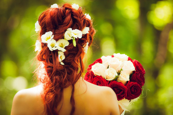 coiffure de mariée avec des fleurs intégrées